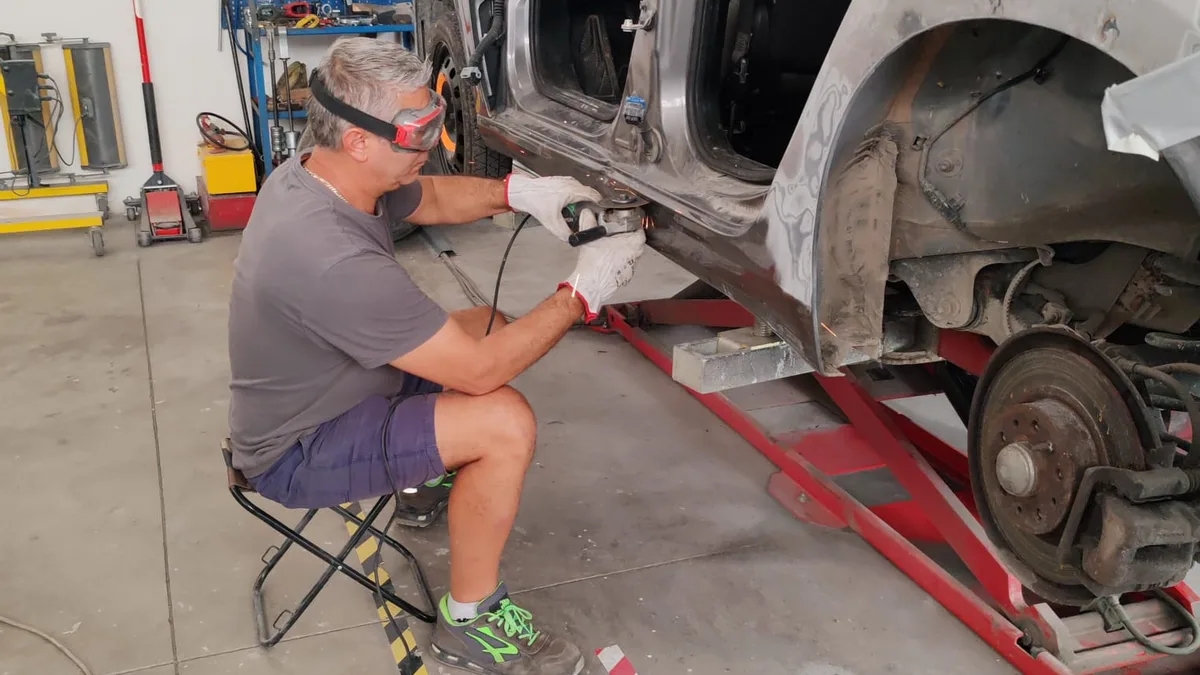 Interno dell'autocarrozzeria Vuco